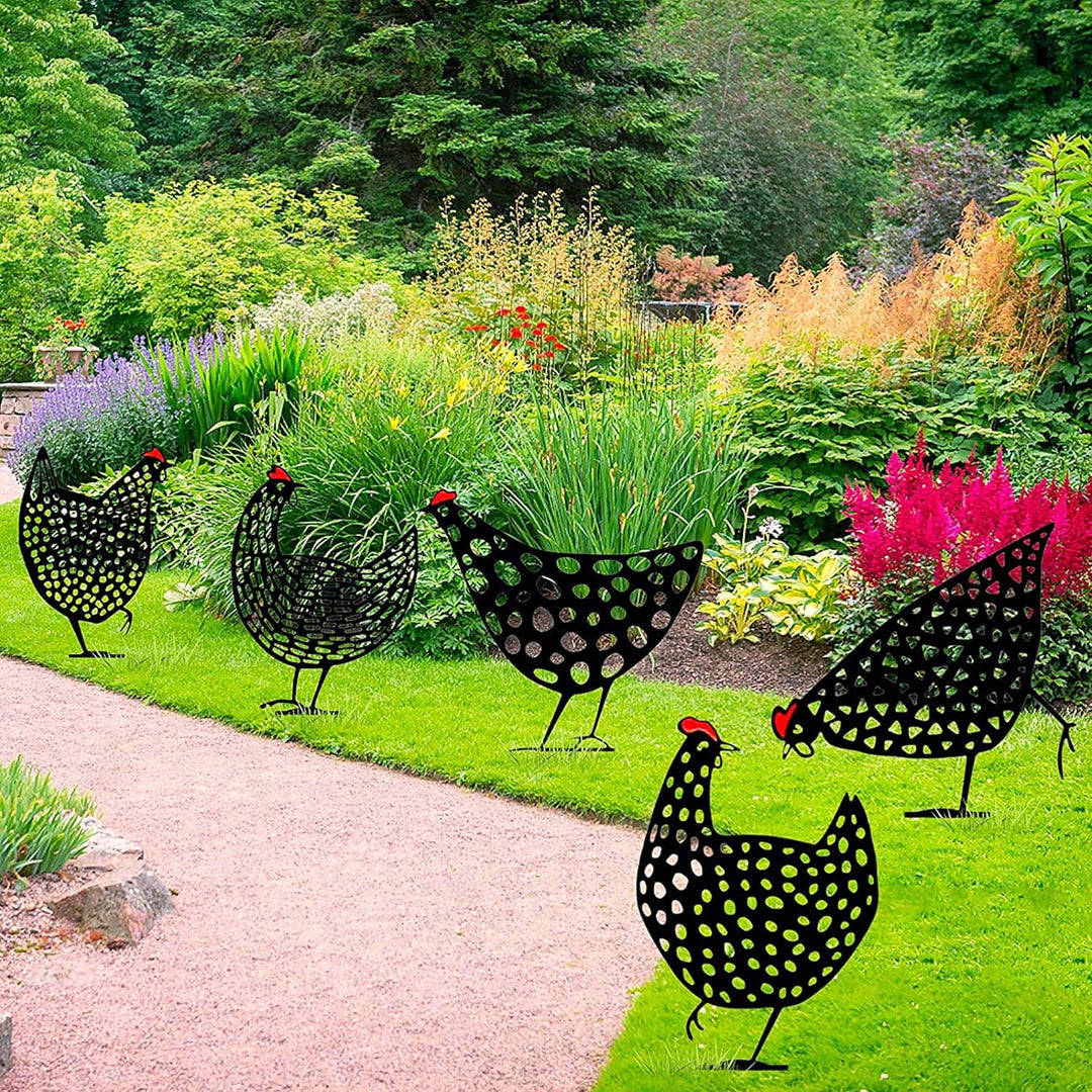 "Dekorative handgefertigte Metallhühner als Gartenstecker, farbenfrohe Akzente auf Rasen oder Terrasse für ländlichen Charme.