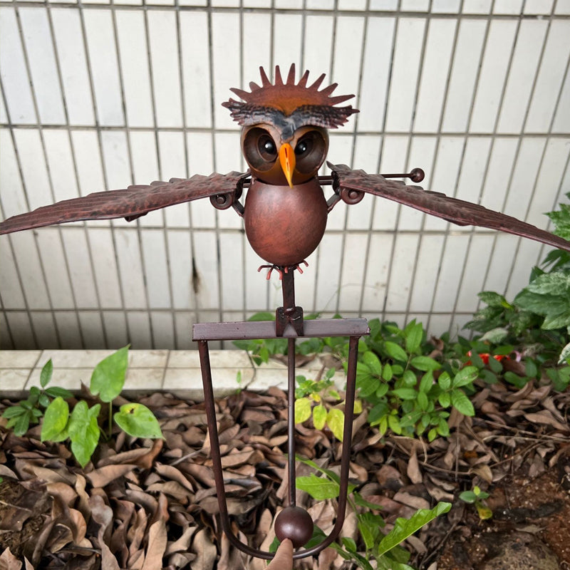 Dekorativer Gartenkunst-Vogel Windrad, inspiriert von Adler und Eule, aus Metall für Terrasse oder Garten.