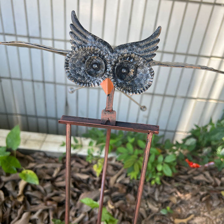 Dekorativer Gartenkunst-Vogel Windrad, inspiriert von Adler und Eule, aus Metall für Terrasse oder Garten.