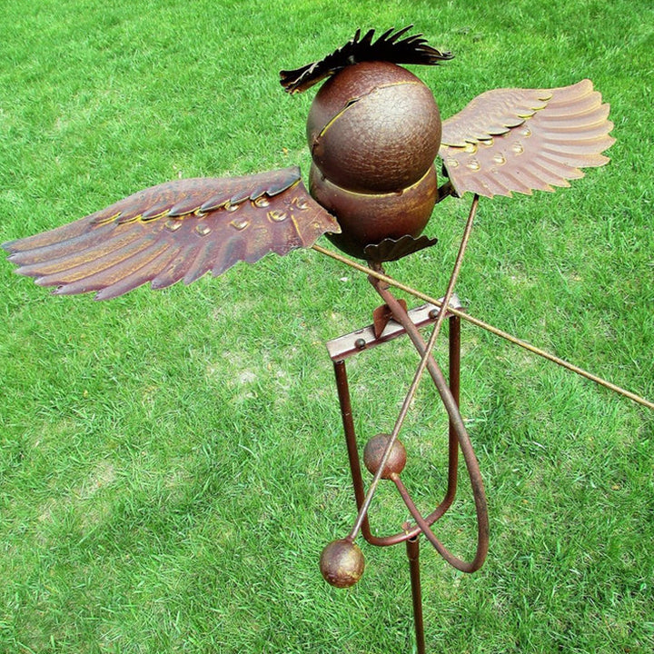 Dekorativer Gartenkunst-Vogel Windrad, inspiriert von Adler und Eule, aus Metall für Terrasse oder Garten.