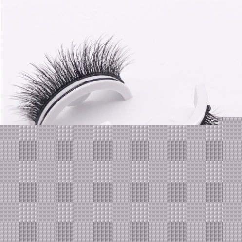 "Detailaufnahme selbstklebender, wasserfester Kunstwimpern, wiederverwendbar mit natürlichem Look und hypoallergen."