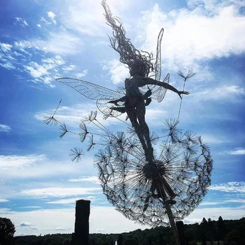 "Detailreiche Feenskulptur aus Metall mit Löwenzahn, perfekte Gartendeko für eine magische Atmosphäre."
