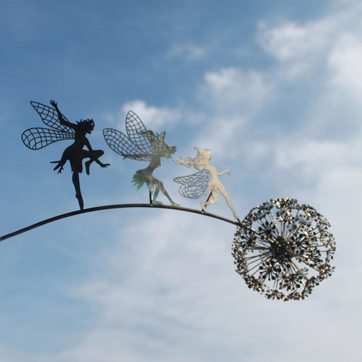 "Detailreiche Feenskulptur aus Metall mit Löwenzahn, perfekte Gartendeko für eine magische Atmosphäre."