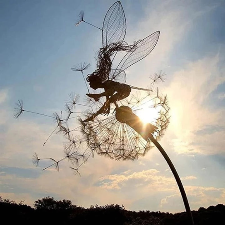"Detailreiche Feenskulptur aus Metall mit Löwenzahn, perfekte Gartendeko für eine magische Atmosphäre."