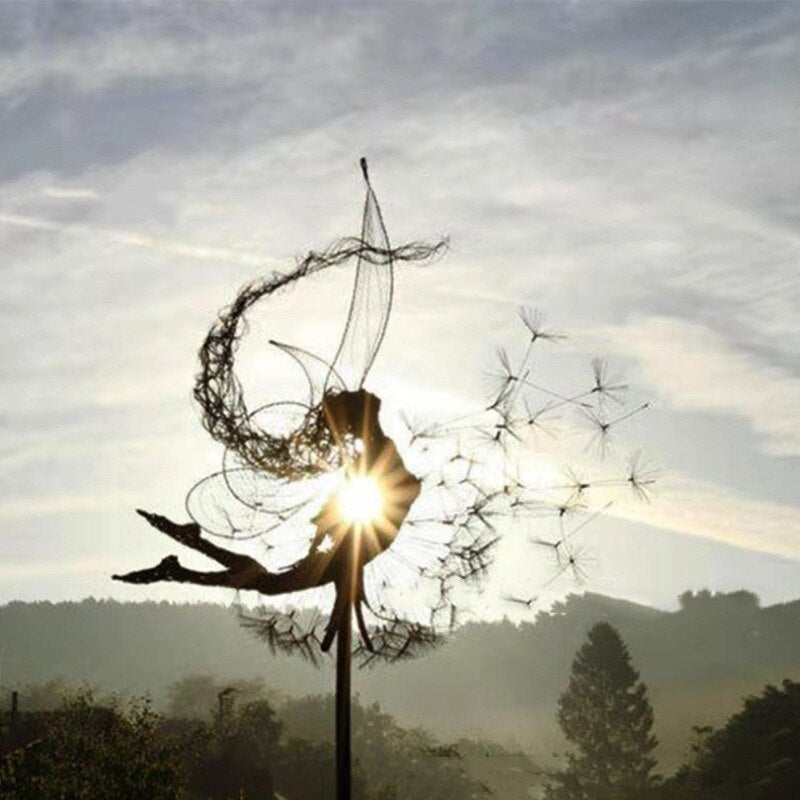 "Detailreiche Feenskulptur aus Metall mit Löwenzahn, perfekte Gartendeko für eine magische Atmosphäre."