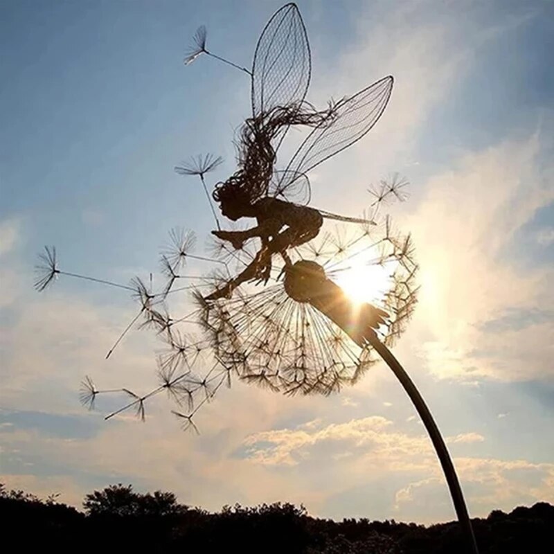 "Detailreiche Feenskulptur aus Metall mit Löwenzahn, perfekte Gartendeko für eine magische Atmosphäre."