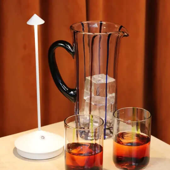 Moderne LED-Tischlampe