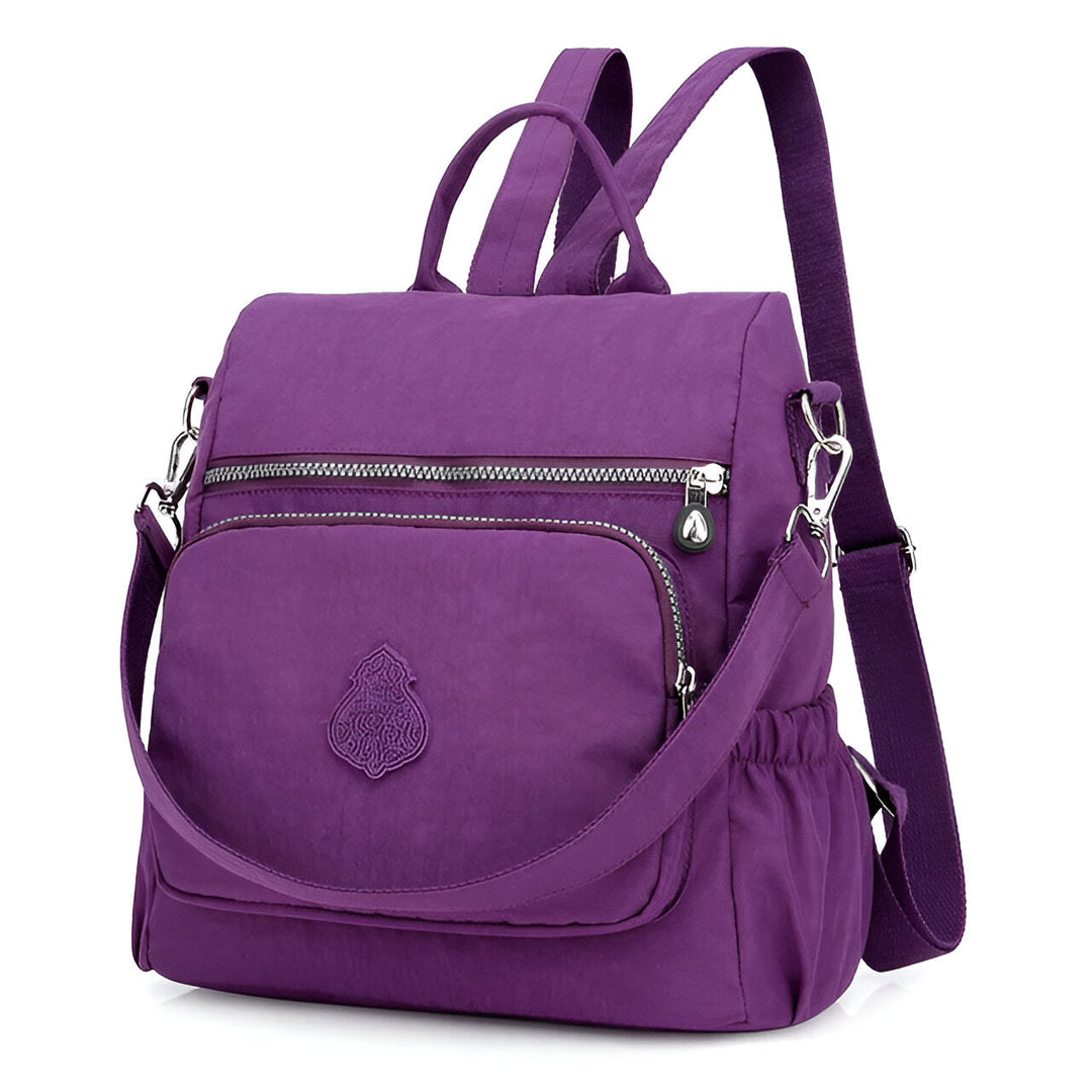 Diebstahlsicherer Damen Rucksack in Beige, wetterfest, elegante Konstruktion, versteckte Reißverschlüsse für Sicherheit.