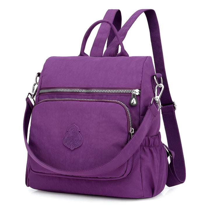 Diebstahlsicherer Damen Rucksack in Beige, wetterfest, elegante Konstruktion, versteckte Reißverschlüsse für Sicherheit.