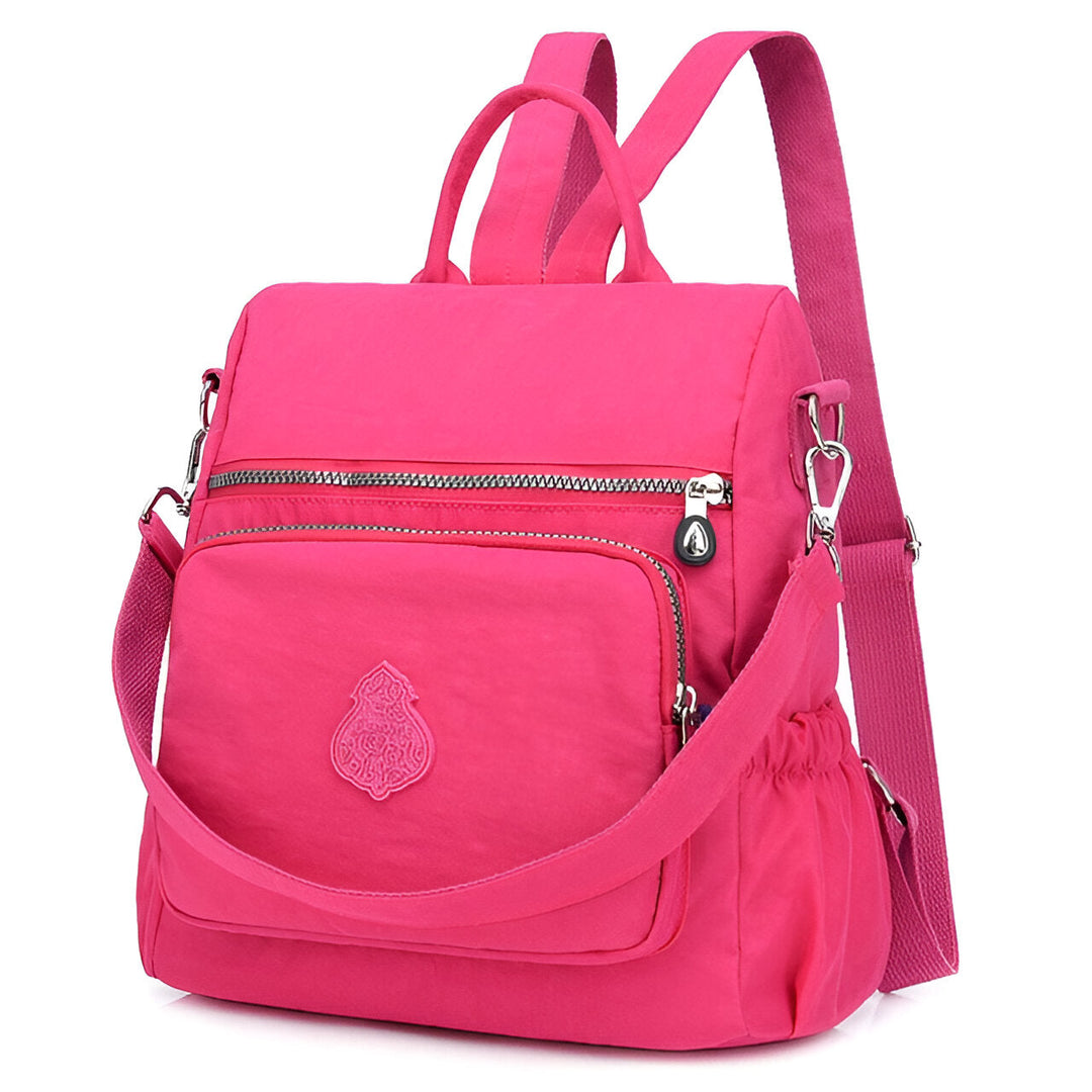 Diebstahlsicherer Damen Rucksack in Beige, wetterfest, elegante Konstruktion, versteckte Reißverschlüsse für Sicherheit.