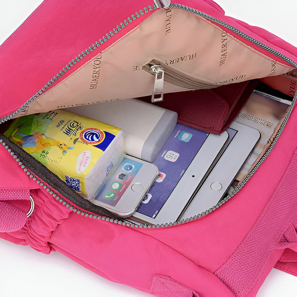 Diebstahlsicherer Damen Rucksack in Beige, wetterfest, elegante Konstruktion, versteckte Reißverschlüsse für Sicherheit.