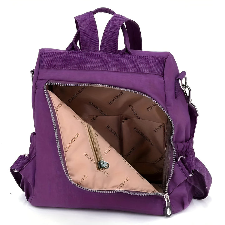Diebstahlsicherer Damen Rucksack in Beige, wetterfest, elegante Konstruktion, versteckte Reißverschlüsse für Sicherheit.