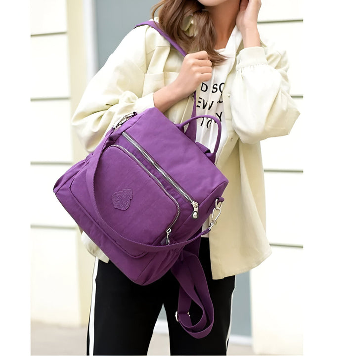 Diebstahlsicherer Damen Rucksack in Beige, wetterfest, elegante Konstruktion, versteckte Reißverschlüsse für Sicherheit.