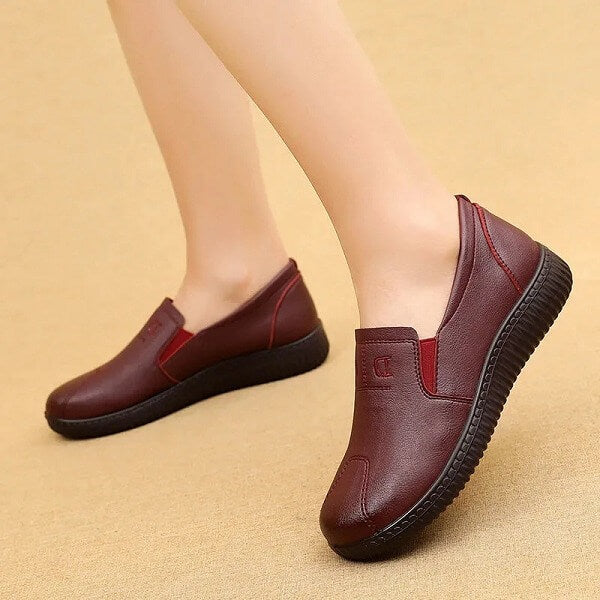 Weit geschnittene Damenschuhe aus Echtleder