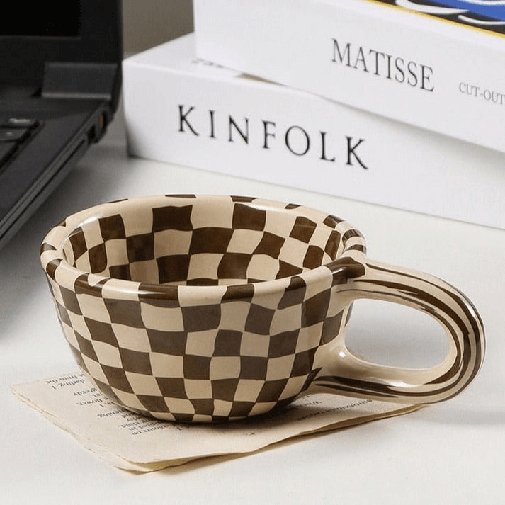 Keramiktasse mit Schachbrettmuster