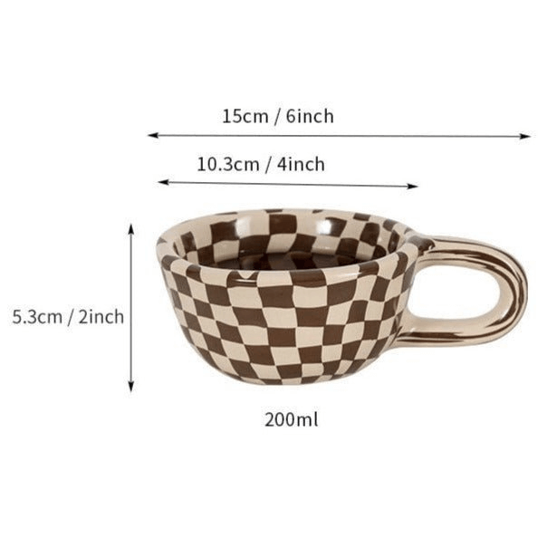 Keramiktasse mit Schachbrettmuster