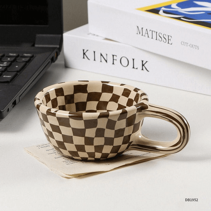 Keramiktasse mit Schachbrettmuster
