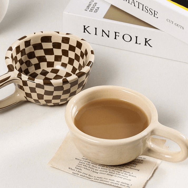 Keramiktasse mit Schachbrettmuster
