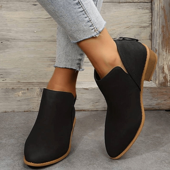 Spitz zulaufende Stiefeletten