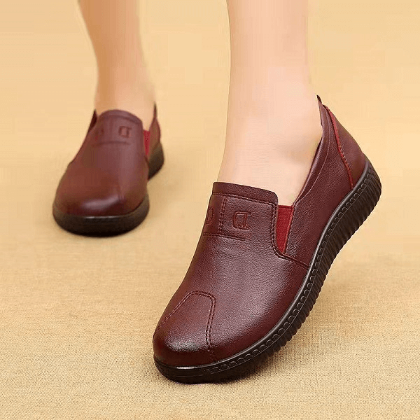 Weit geschnittene Damenschuhe aus Echtleder
