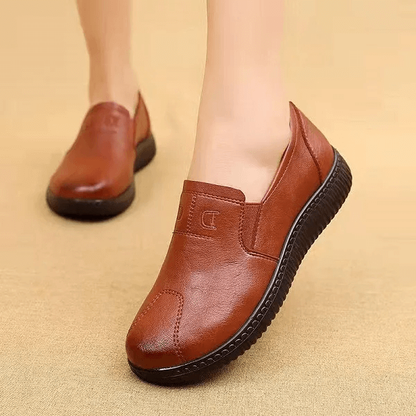 Weit geschnittene Damenschuhe aus Echtleder