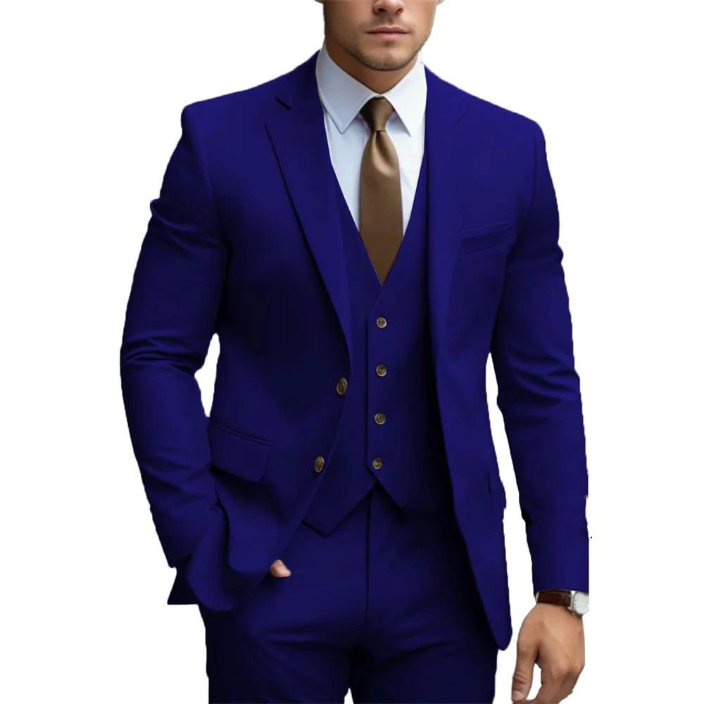 "Dreiteiliger Herrenanzug mit Weste, Ein-Knopf-Sakko, Notch-Revers, ideal für Hochzeiten. Eleganter, zeitloser Look."