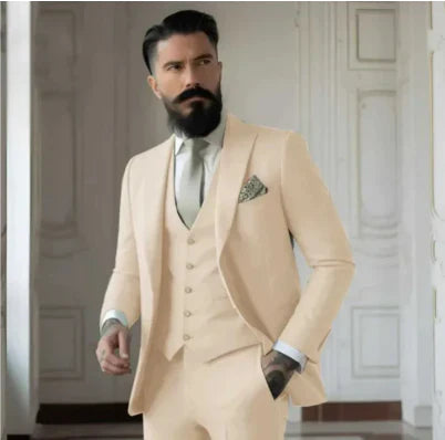 "Dreiteiliger Slim Fit Herren Hochzeitsanzug, elegant, in Grau, bestehend aus Sakko, Hose und Weste."