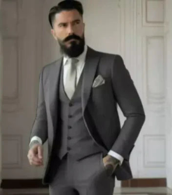 "Dreiteiliger Slim Fit Herren Hochzeitsanzug, elegant, in Grau, bestehend aus Sakko, Hose und Weste."