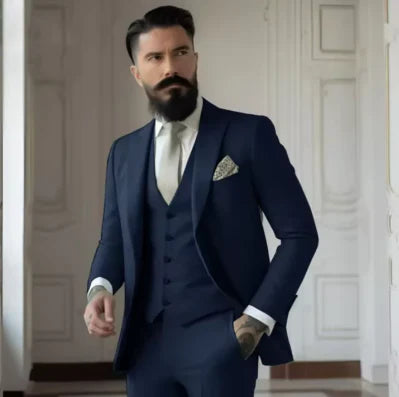 "Dreiteiliger Slim Fit Herren Hochzeitsanzug, elegant, in Grau, bestehend aus Sakko, Hose und Weste."