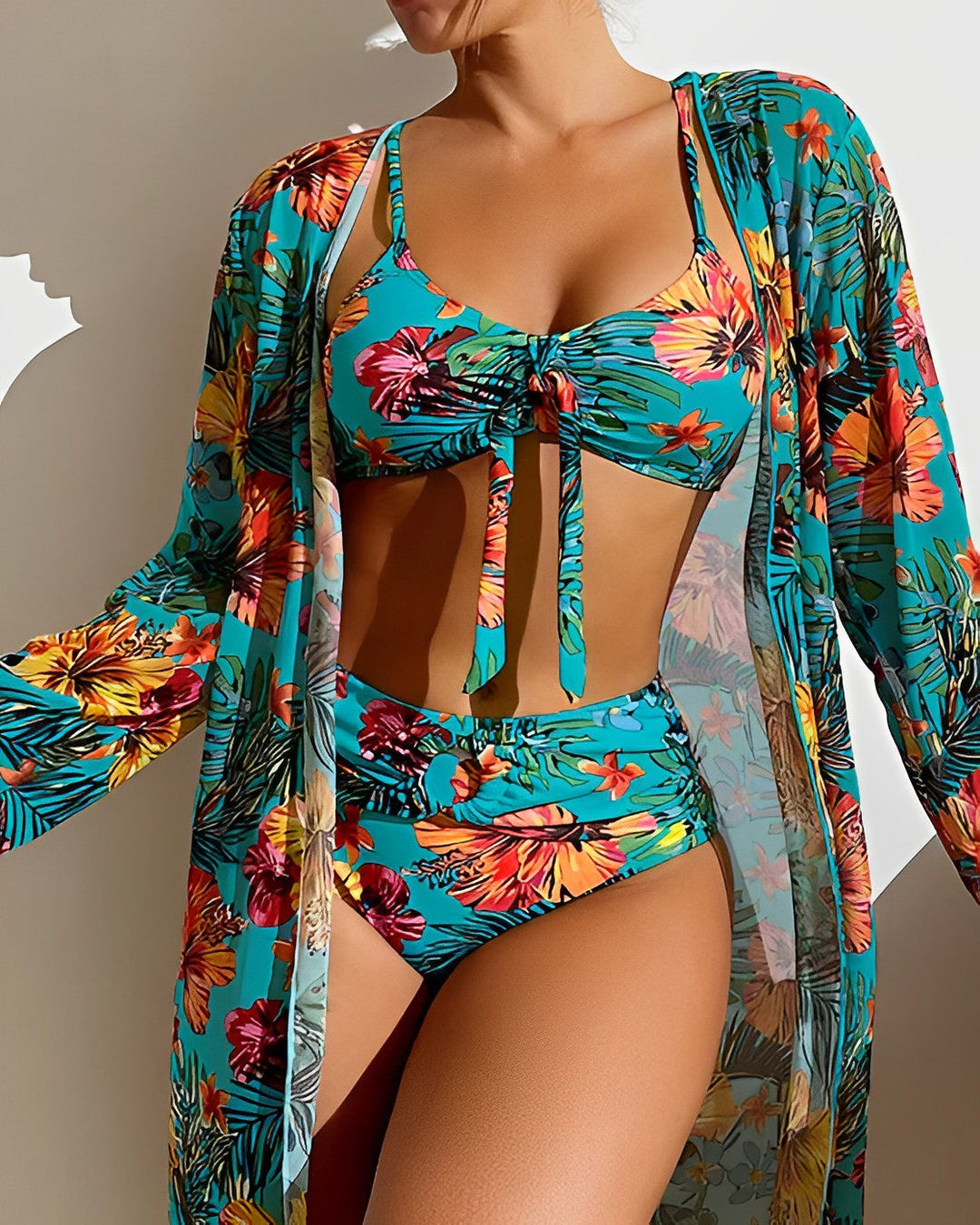 "Dreiteiliges Damen-Bikini-Set mit lebendigem Blumendruck, ideal für Sommer, Strand und Pool in stilvollem Design."