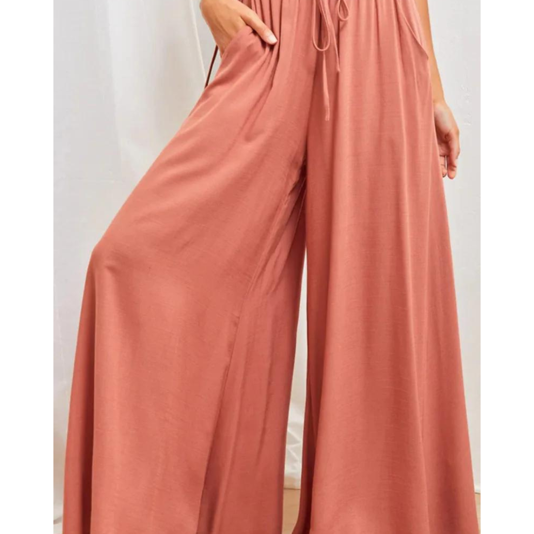 "Dunkelblaue Damenhose mit weitem Bein, elegantes Design, ideal für Sommer, hoher Tragekomfort, vielseitig kombinierbar."