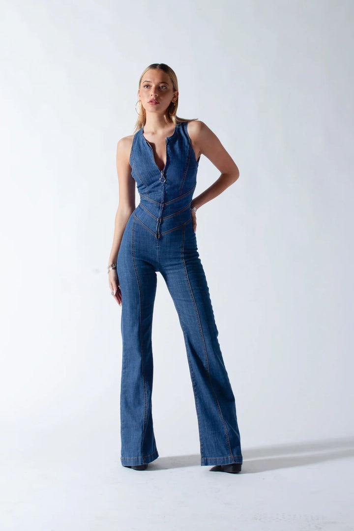 "Dunkelblauer Denim Damen-Overall, ärmellos, mit herzförmigem Rückenausschnitt und Vintage-Charme, vor weißem Hintergrund."