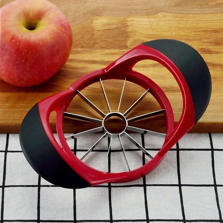 "Edelstahl Apfelschneider mit ultrascharfen Klingen, kompaktes Design, ideal für präzises Schneiden von Äpfeln in der Küche."