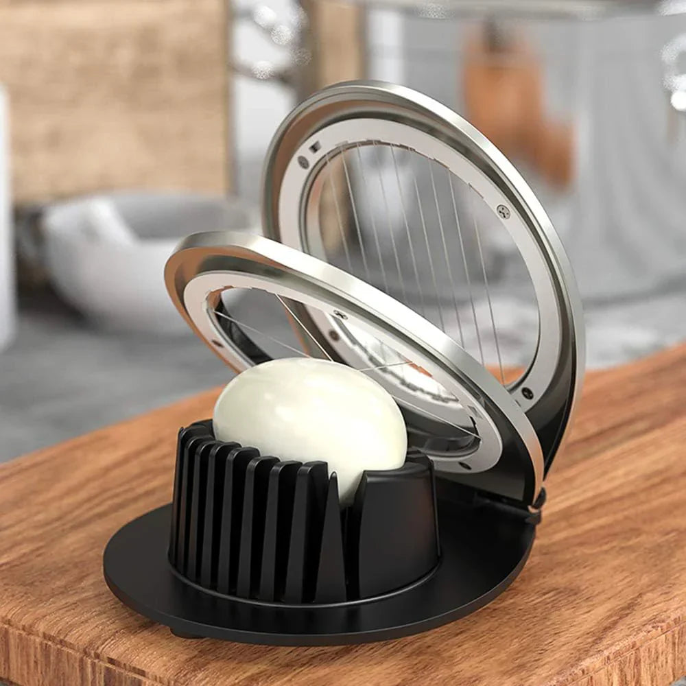 "Edelstahl-Eierschneider 3-in-1, perfekt für Scheiben, Spalten und Würfeln, mit robustem Design und scharfen Klingen."