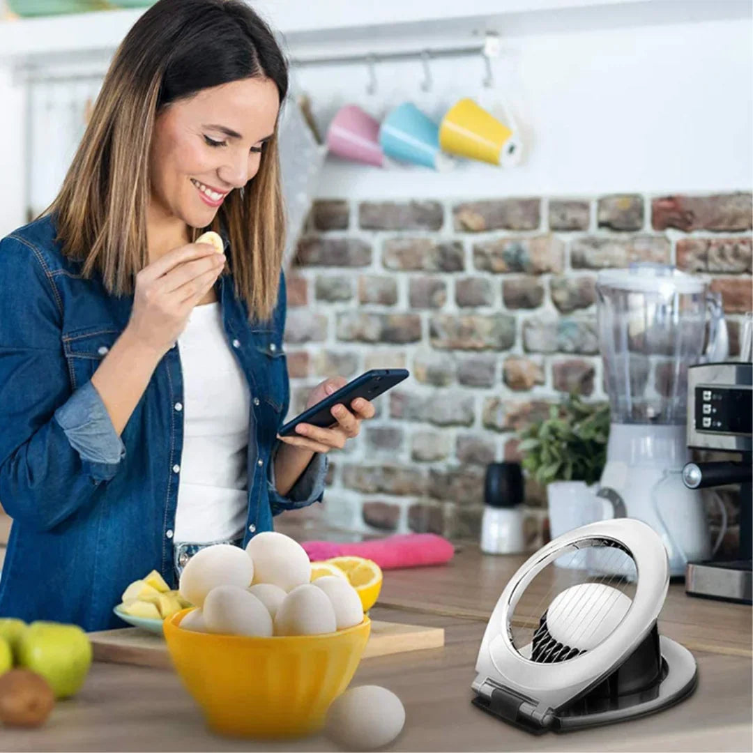 "Edelstahl-Eierschneider 3-in-1, perfekt für Scheiben, Spalten und Würfeln, mit robustem Design und scharfen Klingen."