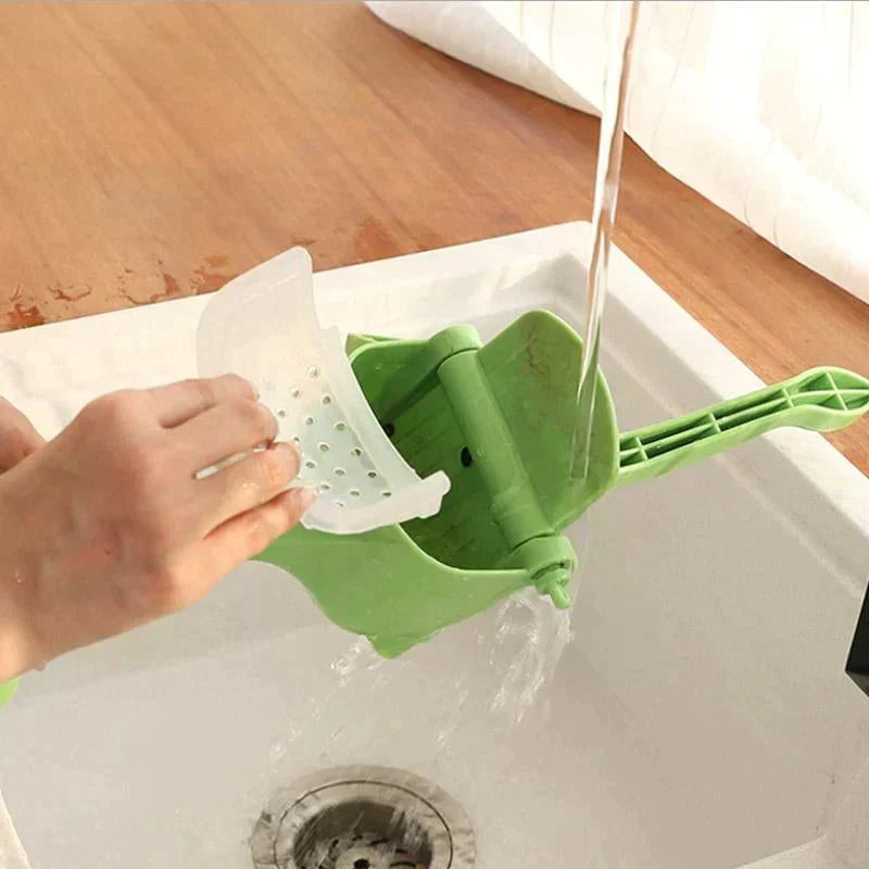 "Edelstahl Fruchtsaftpresse mit ergonomischem Griff, glänzendem Finish und V-Auslauf für einfachen, frischen Saftgenuss."