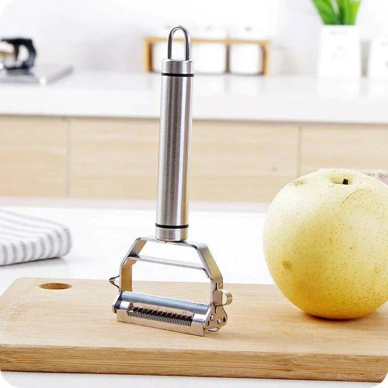 "Edelstahl Gemüsehobel mit zwei scharfen Klingen, perfekt für Julienne und feine Scheiben, ergonomisches Design, silber."
