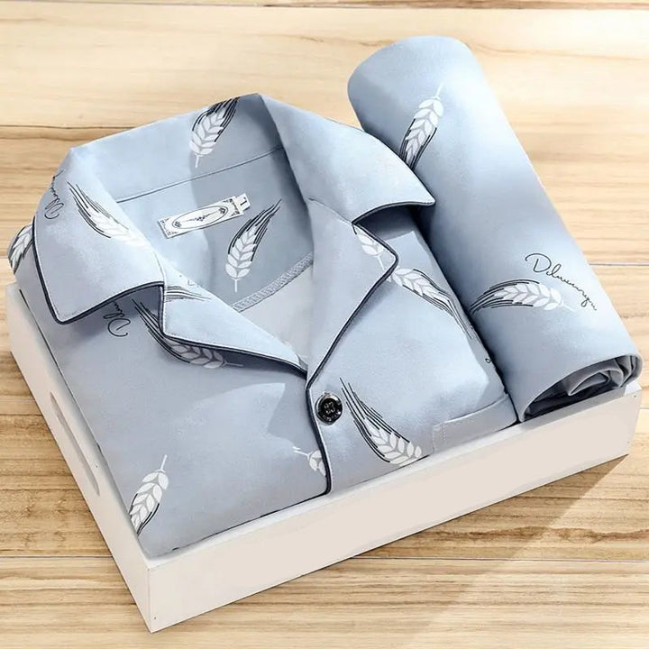 "Edles Herren-Pyjama-Set mit klassischem Oberhemd und bequemer Hose in Streifenmuster für stilvollen Schlafkomfort."