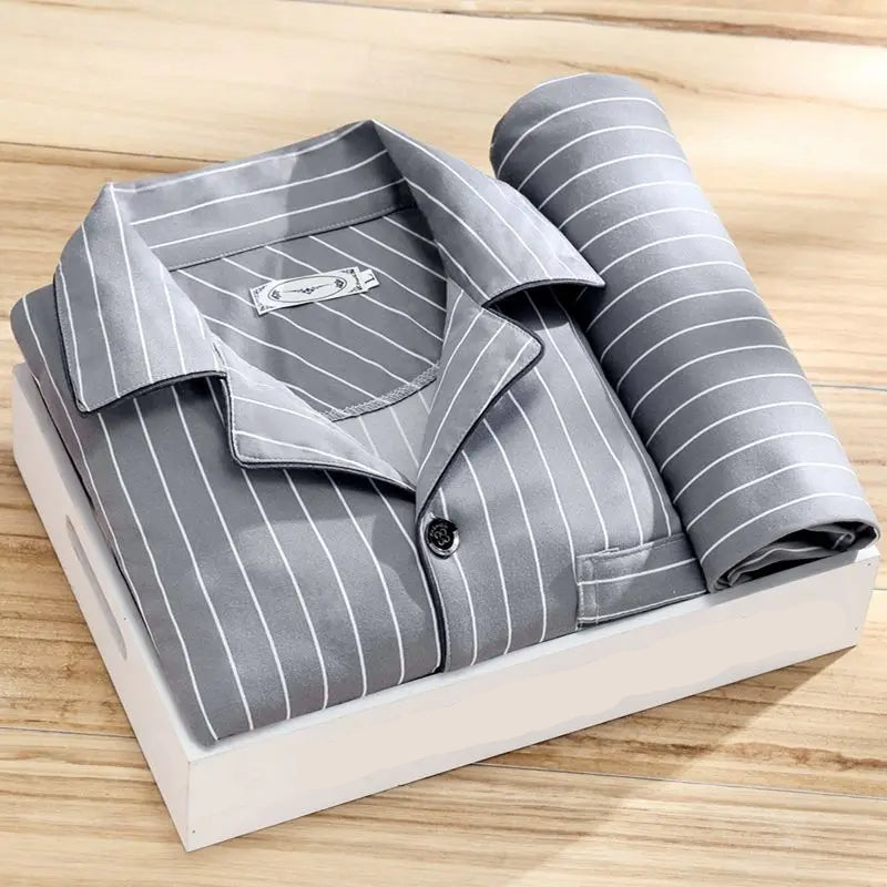 "Edles Herren-Pyjama-Set mit klassischem Oberhemd und bequemer Hose in Streifenmuster für stilvollen Schlafkomfort."