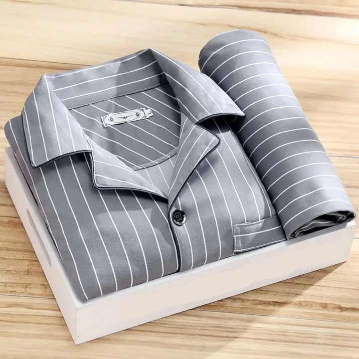 "Edles Herren-Pyjama-Set mit klassischem Oberhemd und bequemer Hose in Streifenmuster für stilvollen Schlafkomfort."