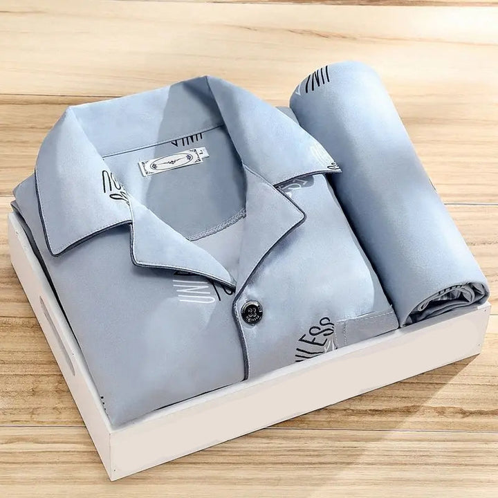 "Edles Herren-Pyjama-Set mit klassischem Oberhemd und bequemer Hose in Streifenmuster für stilvollen Schlafkomfort."