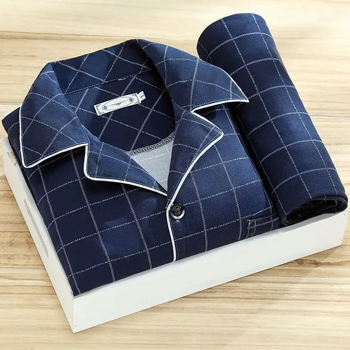 "Edles Herren-Pyjama-Set mit klassischem Oberhemd und bequemer Hose in Streifenmuster für stilvollen Schlafkomfort."