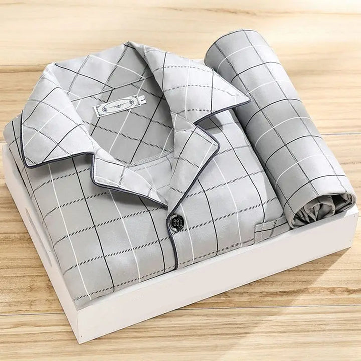 "Edles Herren-Pyjama-Set mit klassischem Oberhemd und bequemer Hose in Streifenmuster für stilvollen Schlafkomfort."