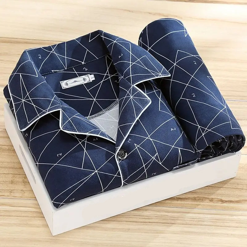 "Edles Herren-Pyjama-Set mit klassischem Oberhemd und bequemer Hose in Streifenmuster für stilvollen Schlafkomfort."