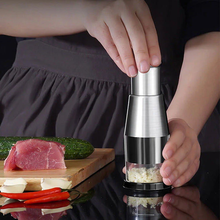 Effiziente Knoblauchpresse aus Edelstahl und Kunststoff, ergonomisch, leicht zu reinigen, kompaktes Design für die Küche.