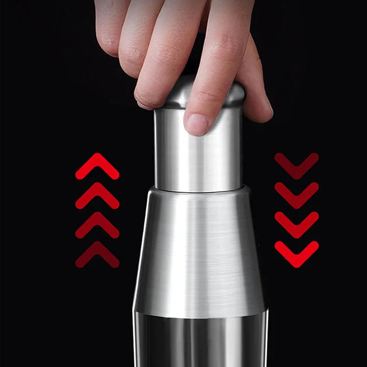 Effiziente Knoblauchpresse aus Edelstahl und Kunststoff, ergonomisch, leicht zu reinigen, kompaktes Design für die Küche.