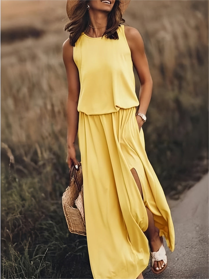 Ein elegantes, einfarbiges Maxikleid für Damen, mit klaren Linien und weicher, lockerer Passform für Komfort und Stil.