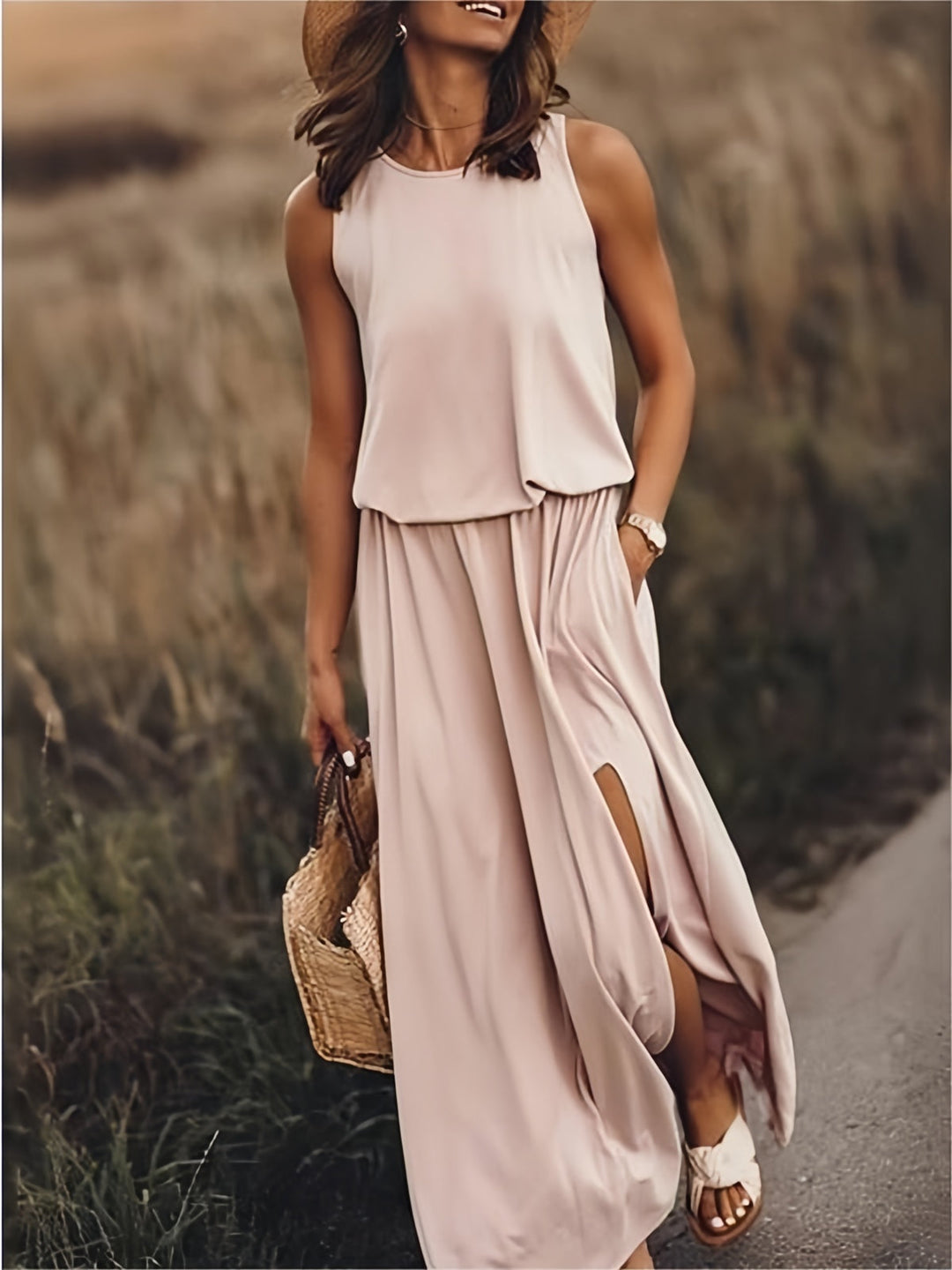 Ein elegantes, einfarbiges Maxikleid für Damen, mit klaren Linien und weicher, lockerer Passform für Komfort und Stil.