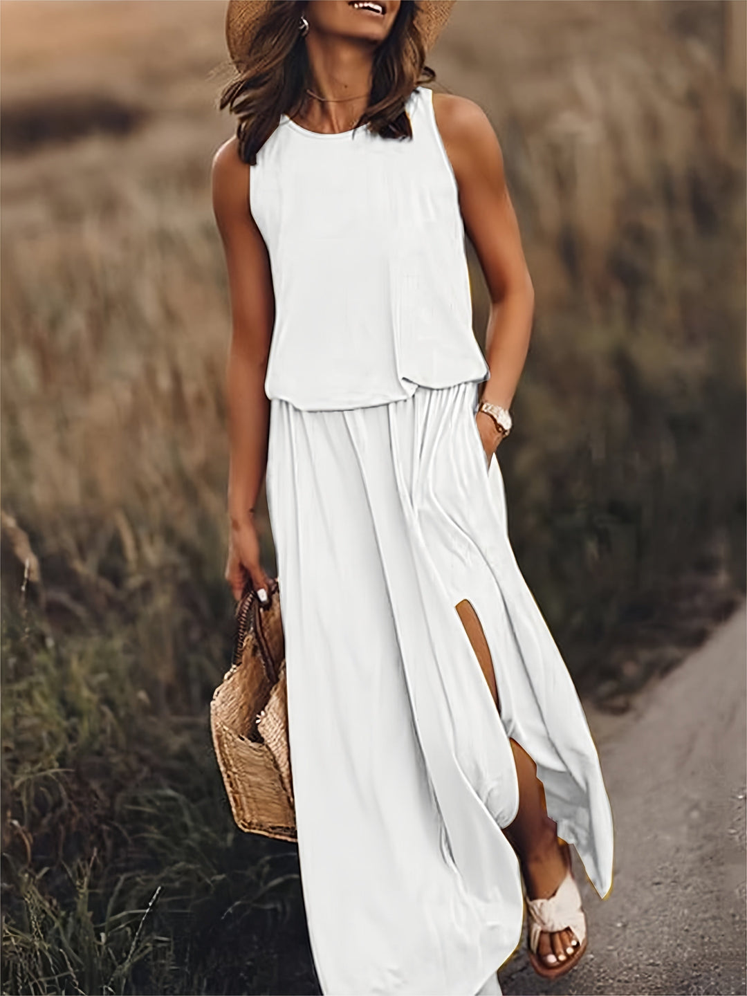Ein elegantes, einfarbiges Maxikleid für Damen, mit klaren Linien und weicher, lockerer Passform für Komfort und Stil.