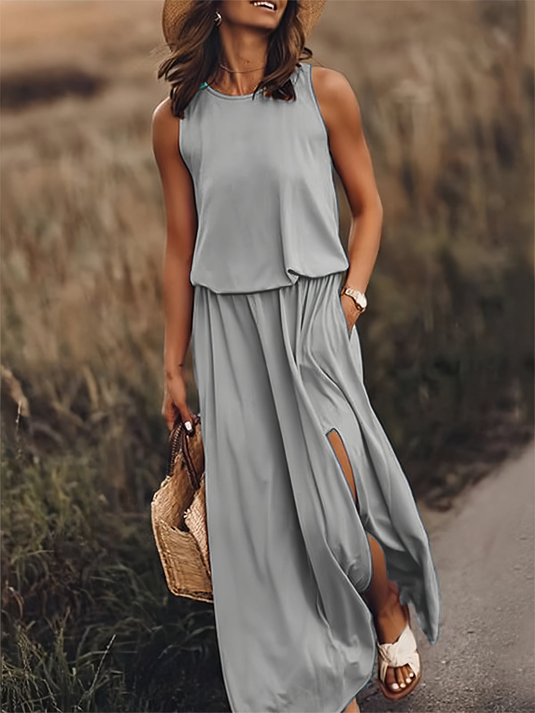 Ein elegantes, einfarbiges Maxikleid für Damen, mit klaren Linien und weicher, lockerer Passform für Komfort und Stil.